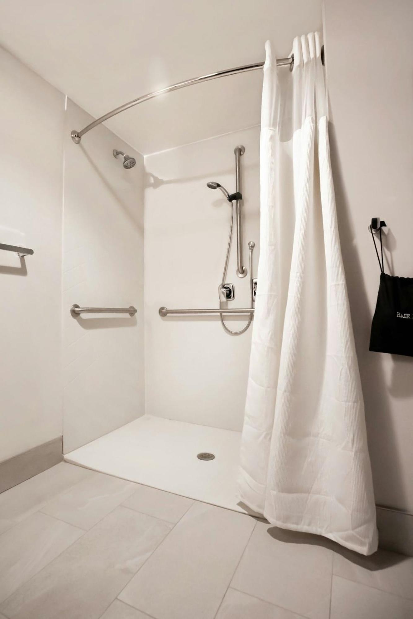 Fairfield By Marriott & Airport 2*