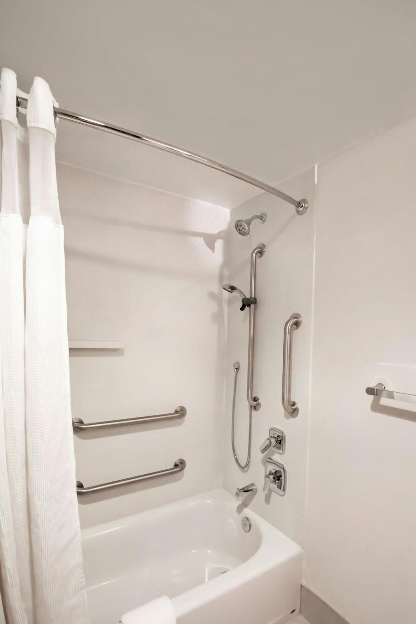 Fairfield By Marriott & Airport Hotel