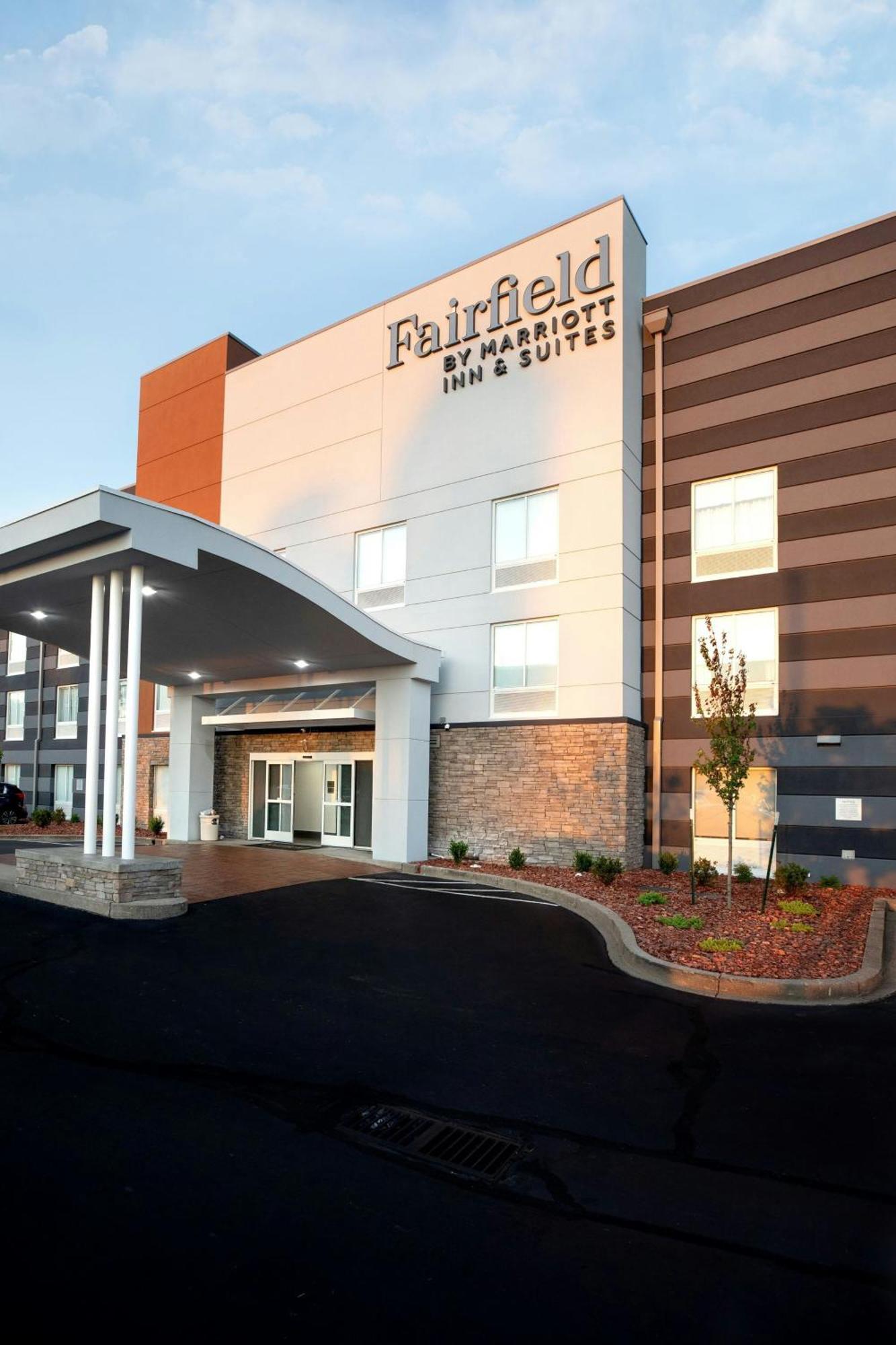 Hotel Fairfield By Marriott & Airport 2*