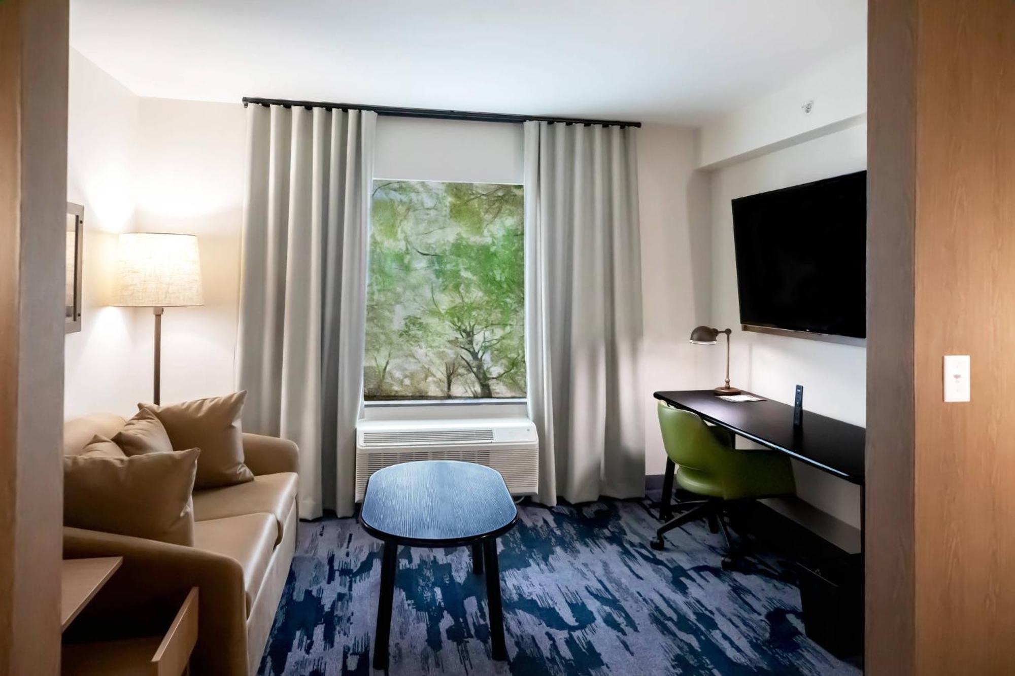 Fairfield By Marriott & Airport Hotel 2*