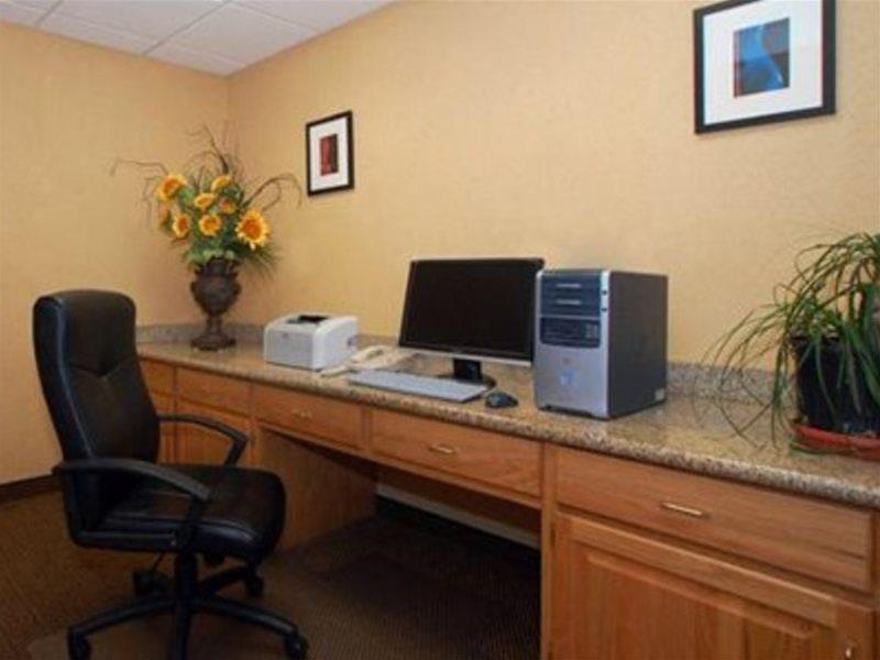 Fairfield By Marriott & Airport Hotel 2*