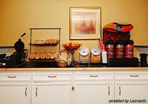 Hotel Fairfield By Marriott & Airport 2*