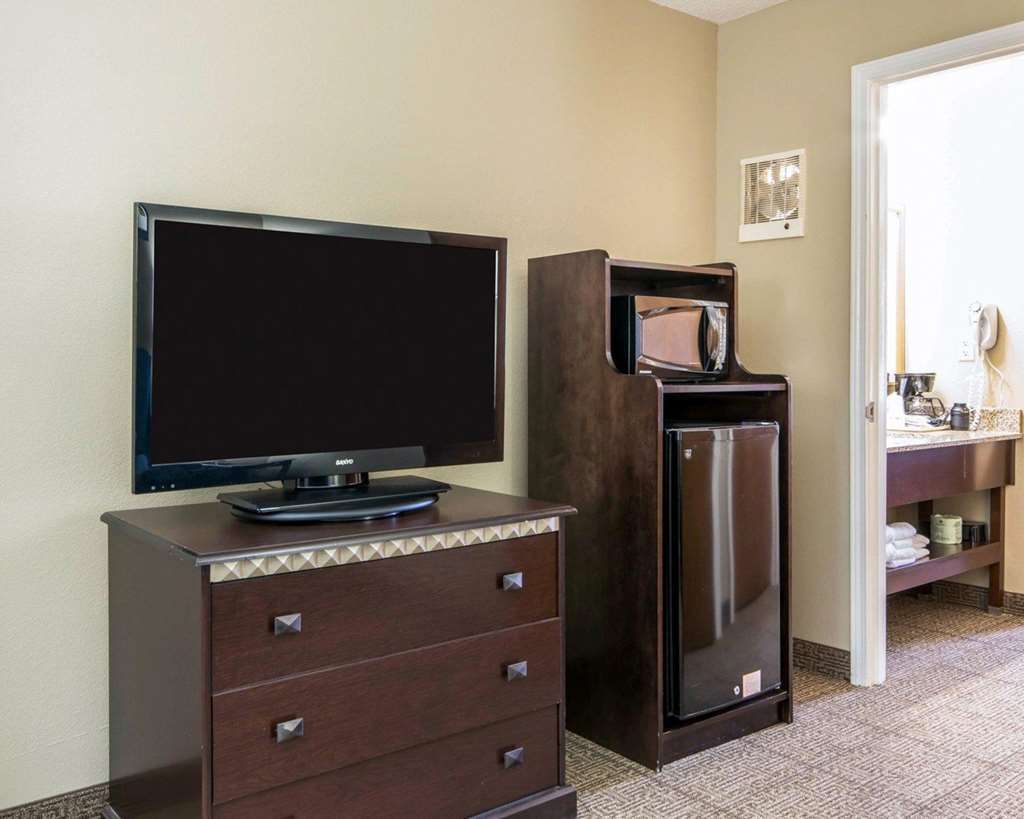 Fairfield By Marriott & Airport Hotel 2*