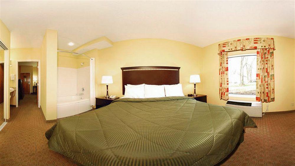Hotel Fairfield By Marriott & Airport 2*